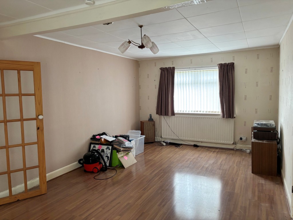 Lot: 7 - DETACHED BUNGALOW ON A PLOT WITH POTENTIAL - Living room